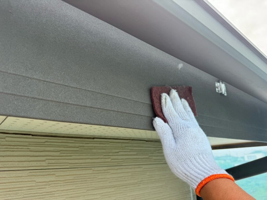 雨どい・鼻隠しケレン<br />
（ケレンとは、塗料との密着を良くするために、専用の道具にて細かい傷をつける下地調整です。）